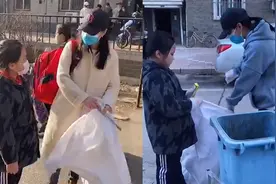 女儿不愿学习妈妈带她在学校门口捡垃圾，孩子崩溃边哭边捡，网友：用心良苦视频封面