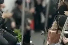 男子因太累没让座被大爷怒怼！当事人回应：不会道歉图片