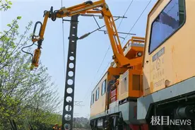 全国第一台！机械臂咔擦咔擦，铁路旁杂乱树枝修剪好啦图片