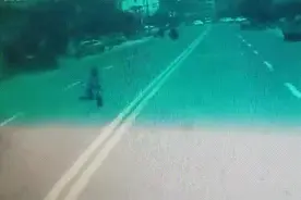警惕！9岁男孩横穿马路被大客车撞飞图片