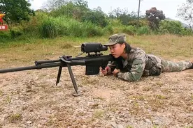 一枪毙“敌”！驻港女兵挑战大口径狙击步枪，网友直呼：太酷了图片