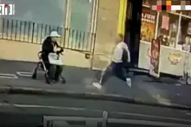 8旬华裔老人路边等车被一脚踹倒！当场昏迷送医，画面曝光惹众怒图片