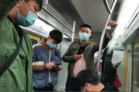 壹现场丨男子携旧手机电池乘地铁，自燃后逃离现场被刑拘图片