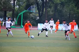 30支队伍绿茵对决 四川省第一届“贡嘎杯”青少年校园足球联赛自贡赛区开赛图片