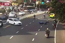 暖心！路遇车祸 南平武警官兵拦停车流救援视频封面