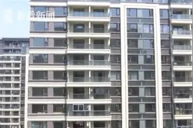 精装房没住卧室有排泄物？开发商：要闻一下才知道图片