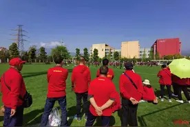 成都蓉城主帅徐正源与球迷同场竞技！球迷：以后吹牛都有资本了图片