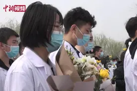 向“大体老师”致敬！医学生开追思会缅怀遗体捐献者视频封面