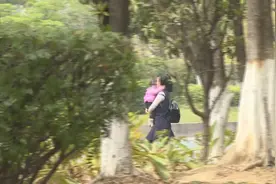 曝光！河源女子竟然抱着孩子横穿马路…图片