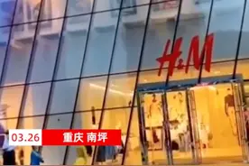 2位少女在H&M门店外跳新疆舞！同伴派发新疆棉花，路人纷纷围观图片