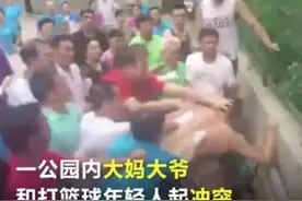 画面有点诡异？上海一群阿姨这样跳广场舞火了！网友：虽然看着有些“瘆得慌”但值得推广图片