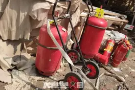 “砰砰砰”！今天凌晨，杭州庆春路一停车场发出巨响，一辆油电混合车突然起火……图片