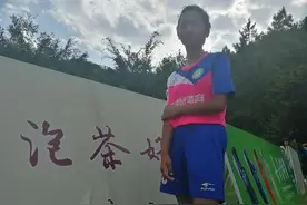 小学生一脚射门踢穿广告牌，啥学校这么牛？图片