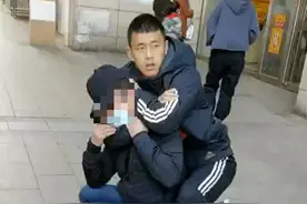 街头5秒制敌，这位包头武警火了图片