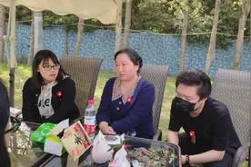 在墓地举办的“死亡咖啡馆”：如果你还活着，我想送你一朵小红花图片