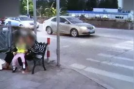 走失女童路边玩耍，市民原地守护帮找家人视频封面