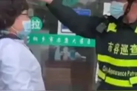 “反抗格杀勿论”？浙江城管勒令店员清理贴纸引争议，当地回应：外包干的，停职调查图片