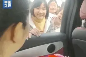 婚车被“堵”寸步难行，新娘却感动哭了图片