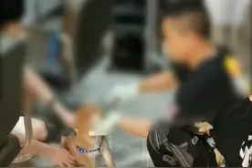 广州一男子用铁钳剪狗牙，网友怒了！该男子被警方带走调查图片