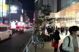 中国人在日本冲击阿迪达斯门店，警察都出动了？真能编图片