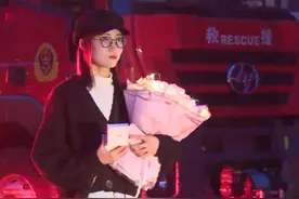 求婚现场男主角突然跑了，女孩：我以他为荣图片