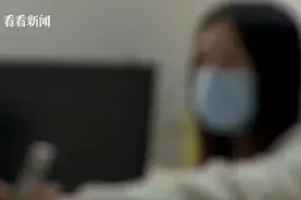 女子打扮得花枝招展，时而傻笑又暴躁？医生：这是病，得治图片