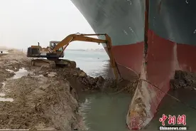 苏伊士搁浅巨轮拟利用涨潮脱困？增两船相助图片