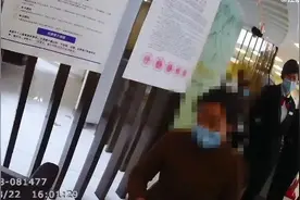 59岁女子要给网恋“老公”汇款！磕头跪求警察：他不会骗我的图片