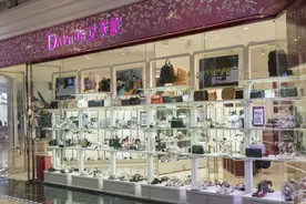 宣布放弃实体店两年后，达芙妮后悔了图片