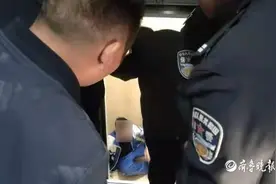 菏泽单县：男孩被困电梯十几分钟，民警徒手掰开电梯图片