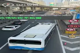 教科书式让道！上海延安东路隧道着火后，车主排队实线变道为消防车让路视频封面