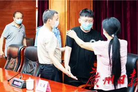 被拐时男婴7个月大，21年后他终于见到了亲生父母图片