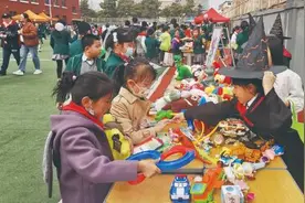 这是一场小学生的爱心义卖图片