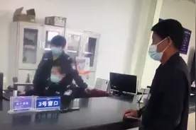 西安男子骑着电动摩托车挂牌，刚去就被抓了！咋回事？图片
