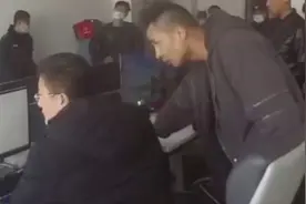 霸气！嫌疑人质疑民警不懂技术偷删代码，民警亮出学历回怼秒认错视频封面