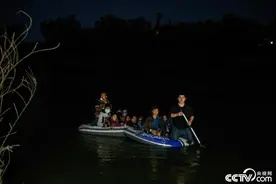 美墨边境移民家庭乘船偷渡进入美国图片