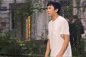 邓超回老家打篮球穿国货 与粉丝合影后迅速撤离图片