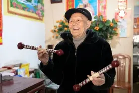 健身达人｜百岁爷爷玩双杠，身轻如燕图片