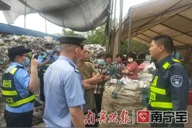 南宁这个回收的废旧塑料堆里“揪”出注射器、输液瓶等医疗垃圾图片