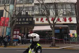 上海淮海中路一餐饮商铺油烟管道起火，火被扑灭无人员伤亡图片