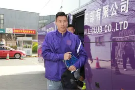 天津津门虎今日集结备战新赛季，多名球员用胶带遮盖住队徽图片