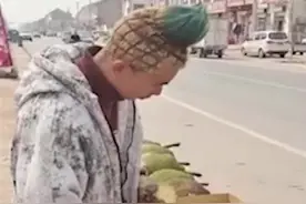 河北一小伙为卖菠萝，理“菠萝头”发型吸引眼球：换发型后一天卖七八百斤视频封面