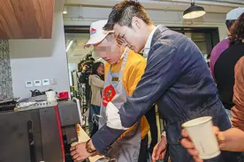 普通人不一定能做到，这些自闭症青少年做面包有个地方很厉害图片
