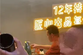劝邻桌勿吸烟被泼女子回应：最寒心的是饭店里很多人支持抽烟的男人图片