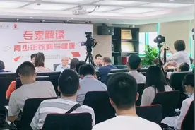 可乐、奶茶当水喝？青少年滥喝饮料当心痛风提前到图片