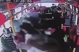 公交车票价两元偏投一元，女子出言“我就不补”还怼劝阻乘客视频封面