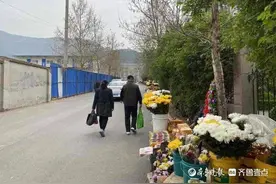 带火纸来的少了，绿色祭扫的多了！济南陵园迎来清明前祭扫小高峰图片