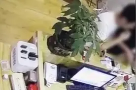 男子疑因被拉黑“摸脸搂腰”调戏采耳店女员工，警方介入视频封面