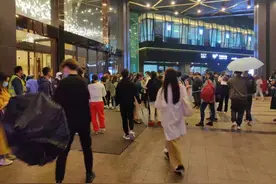 今天傍晚，杭州萧山一高层楼房起火冒出浓烟图片