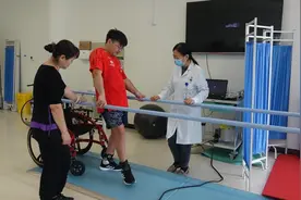 背道苦练十年摆脱不了轮椅，正确训练十天拄拐独自行走图片